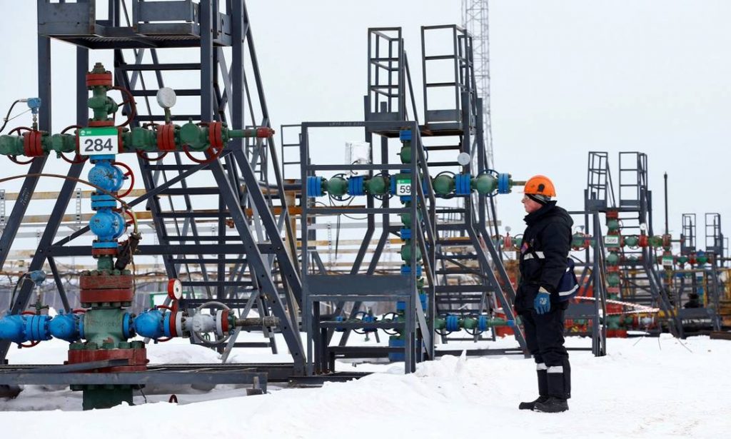 Receita com exportações de petróleo da Rússia cai pela metade