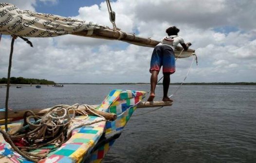 Lixo reciclado de lago se torna barco de turismo