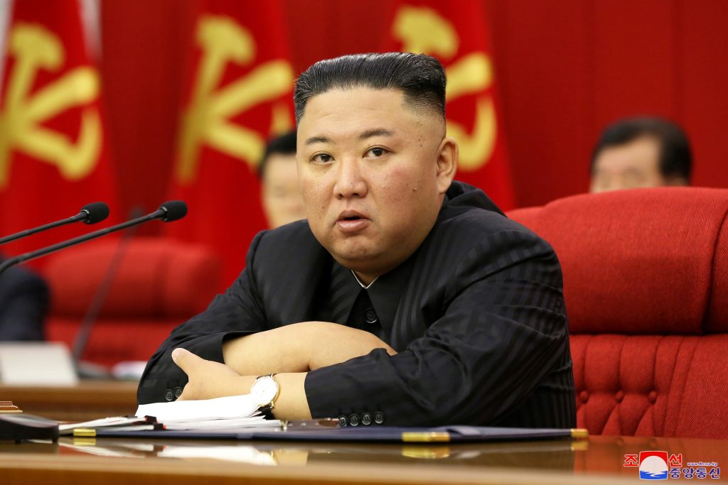 Kim Jong-un diz que 1º satélite espião da Coreia do Norte está pronto para lançamento