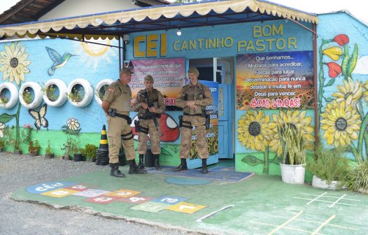 Creche atacada reabre após mutirão de reforma de pais, professores e voluntários