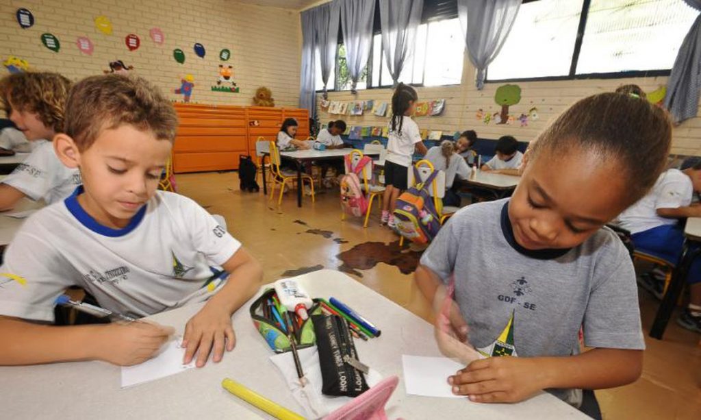 Escolas têm salas mais vazias e dia de celebração da paz