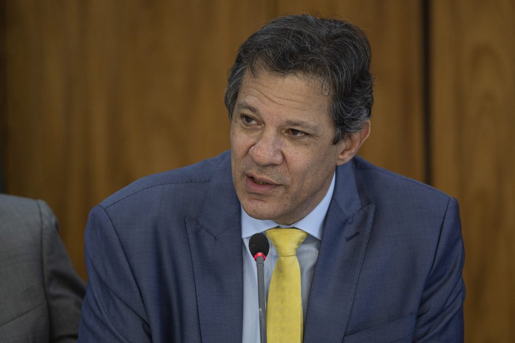 Haddad diz que governo não paga privilégios porque quer, paga porque uma lei exige