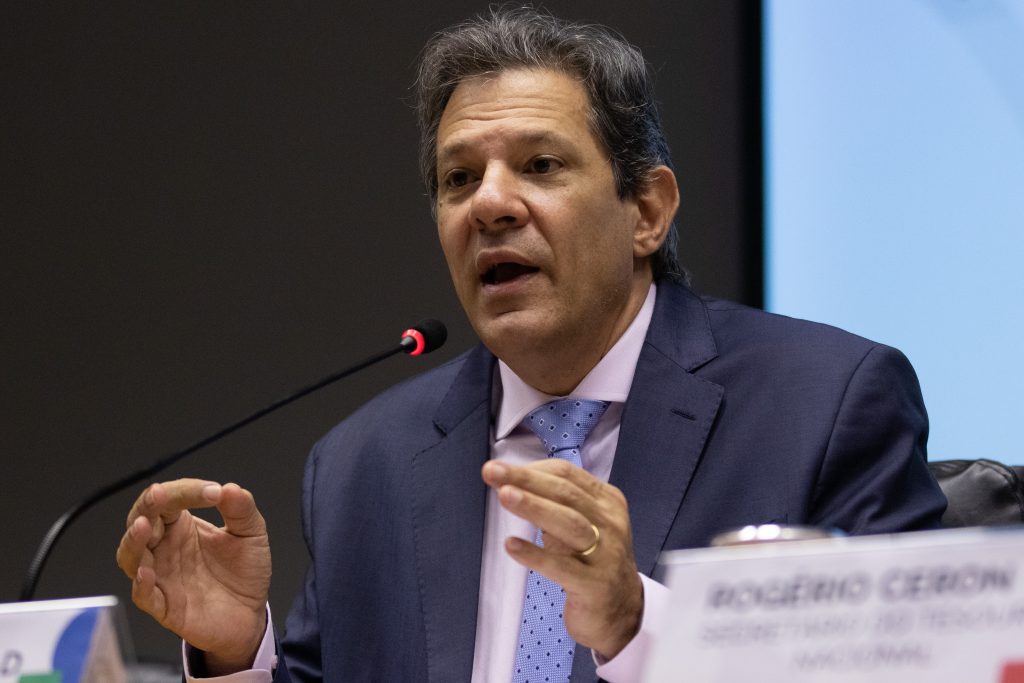 Haddad apresenta documento se comprometendo com a reindustrialização