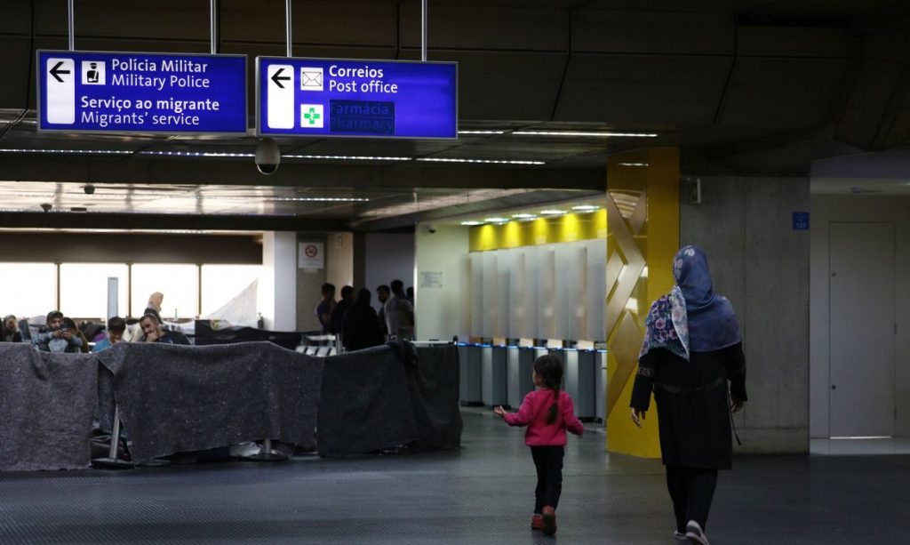 Imigrantes afegãos voltam a acampar no aeroporto