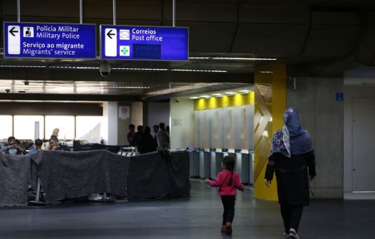 Imigrantes afegãos voltam a acampar no aeroporto