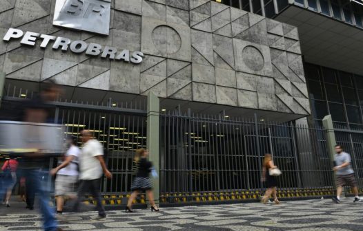 Lula diz que política de preços da Petrobras não muda enquanto ele não convocar