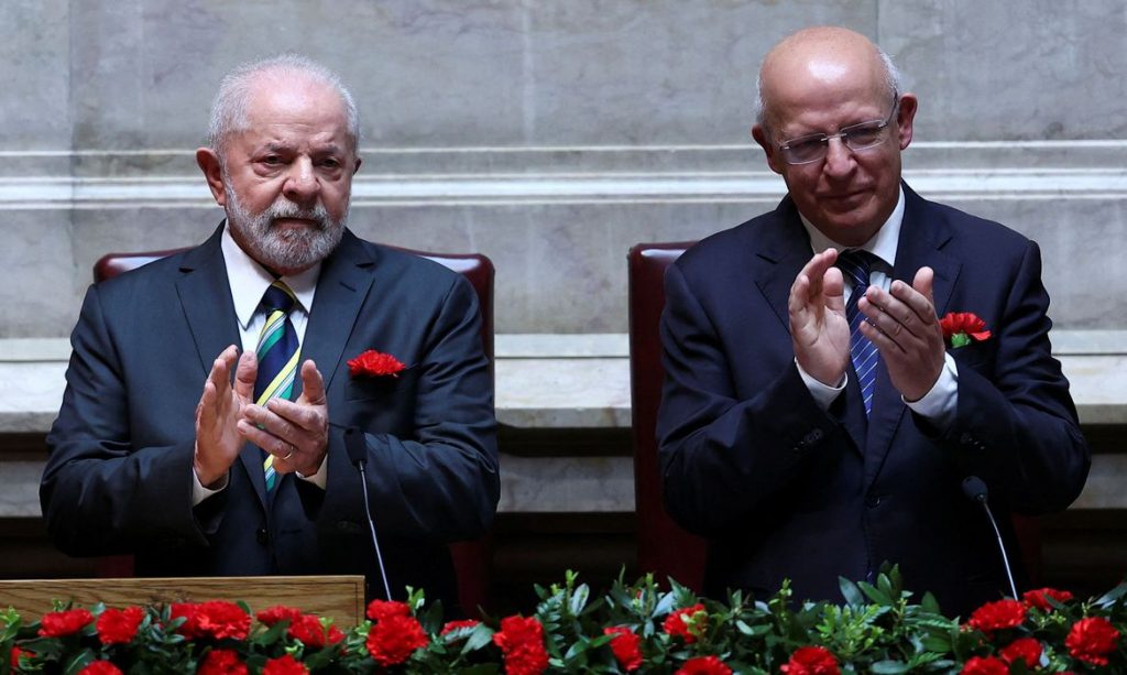 Lula enfrenta protestos da extrema-direita ao discursar no Parlamento português