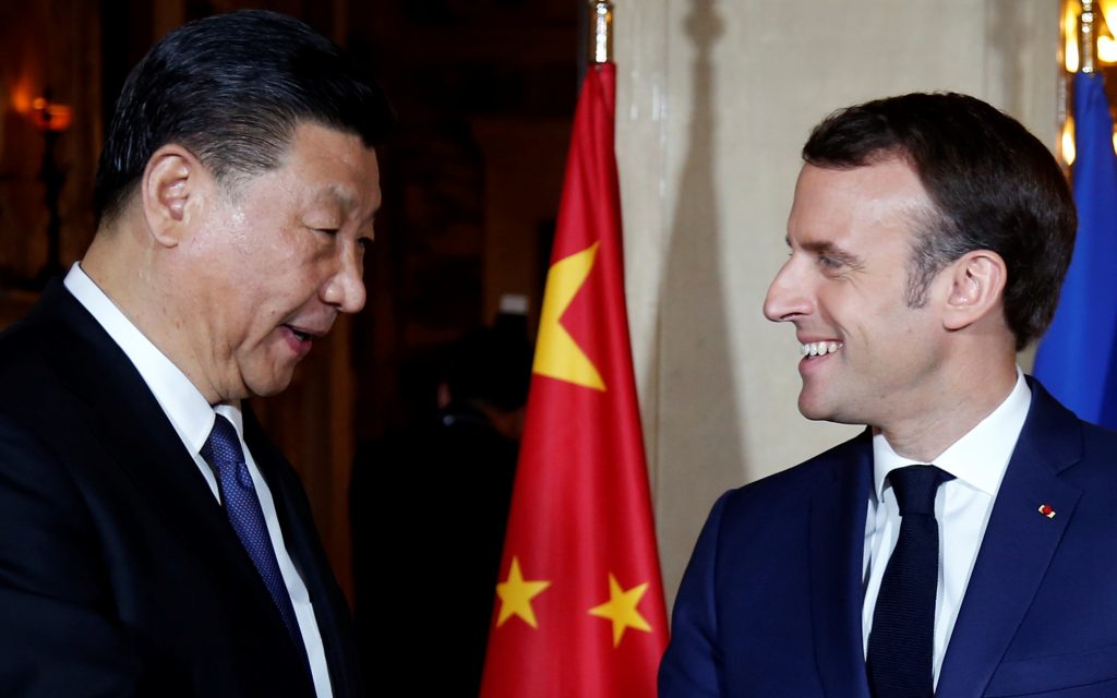 Macron vai à China discutir guerra na Ucrânia e exalta papel de Xi Jinping