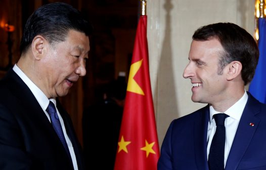 Macron vai à China discutir guerra na Ucrânia e exalta papel de Xi Jinping