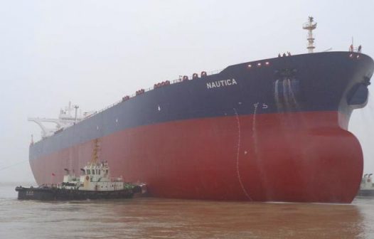 Navio da China tenta estabilizar petroleiro Safer sob risco de vazamento no Mar Vermelho