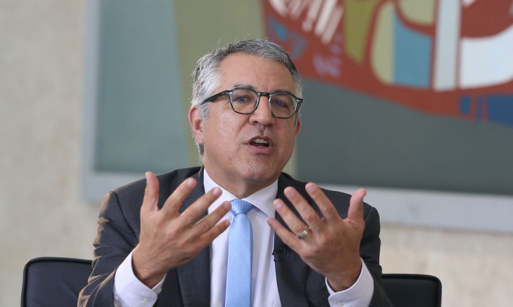 Padilha diz que ajuda à classe média beneficiará economia