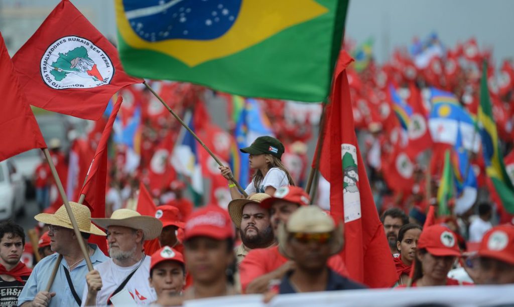 Integrantes do Movimento dos Trabalhadores Rurais Sem Terra ocupam fazenda da Embrapa