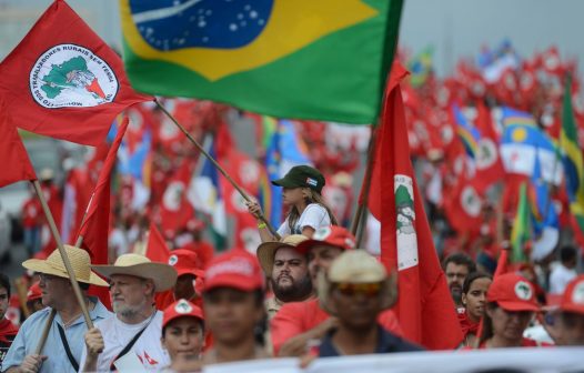 Integrantes do Movimento dos Trabalhadores Rurais Sem Terra ocupam fazenda da Embrapa