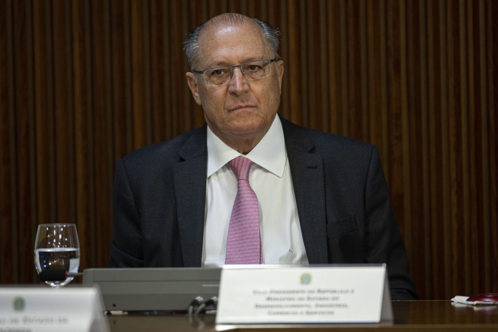 Alckmin diz que Brasil ficou caro antes de ficar rico