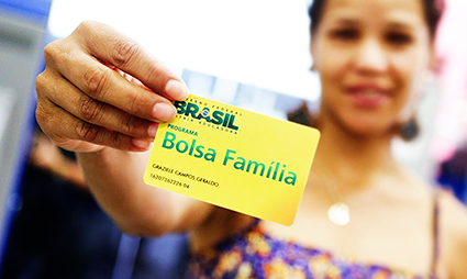 Bolsa Família reduz inadimplência dos mais pobres, mas juro alto aumenta atraso na classe média