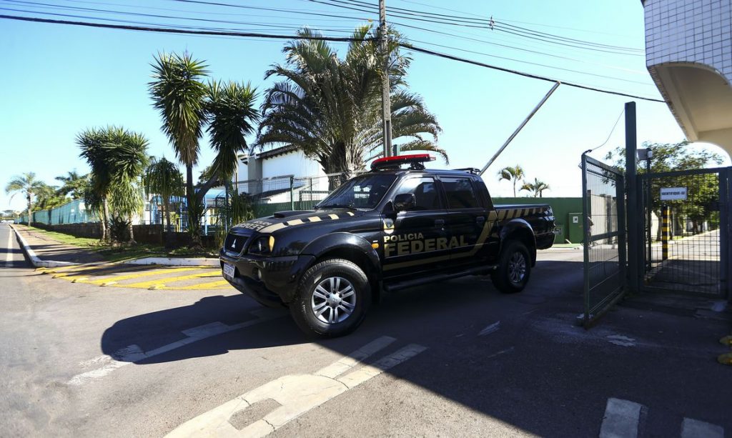 PF apreende US$ 35 mil e R$ 16 mil na casa de ex-ajudante de ordens de Bolsonaro