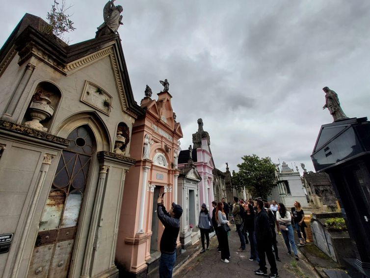 Cemitérios do país recebem visitas guiadas e viram museus a céu aberto