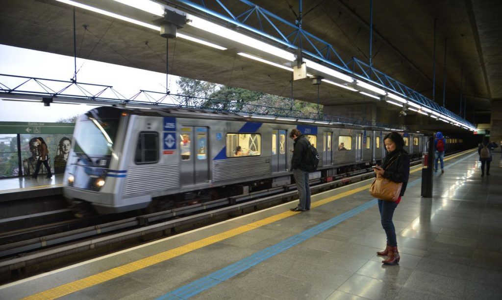 Estação do metrô Vila Sônia, em São Paulo, homenageia professora morta em escola