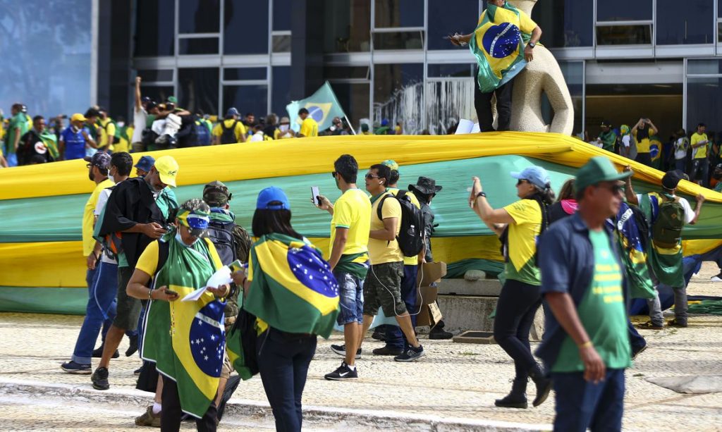 STF tem maioria para tornar réus mais 245 denunciados por ato golpista