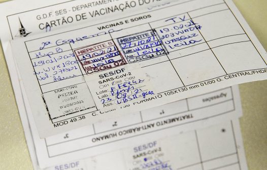 Cartões fraudados de filhas de auxiliar de Bolsonaro incluem vacina vedada para crianças