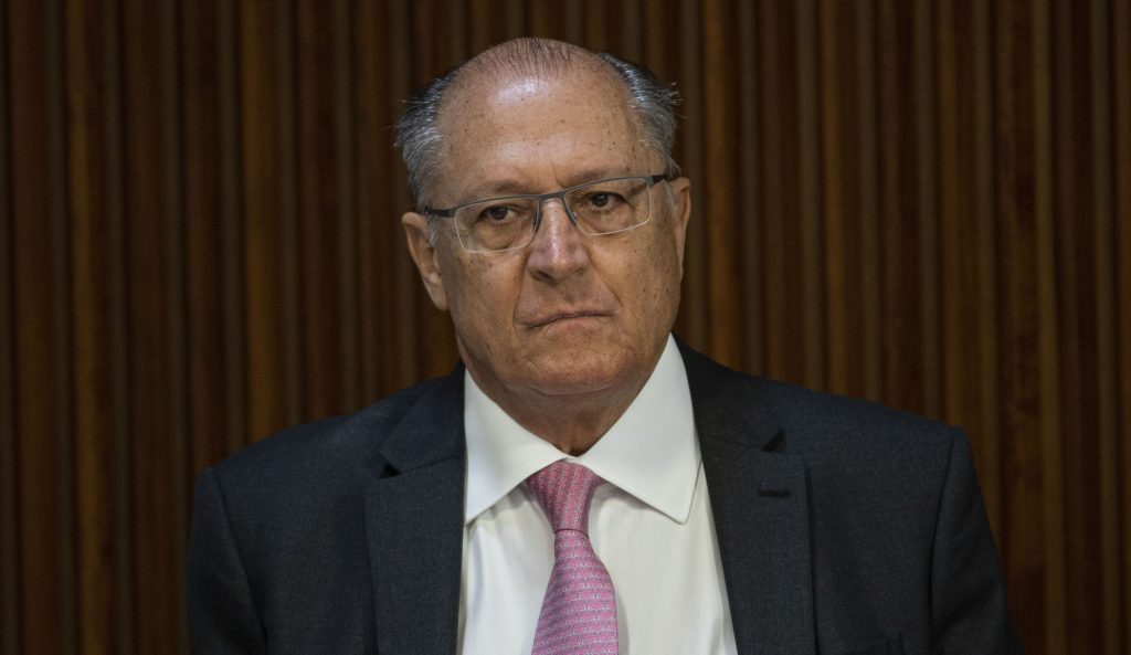 Alckmin diz que Brasil tem frota velha, que emite 23 vezes mais