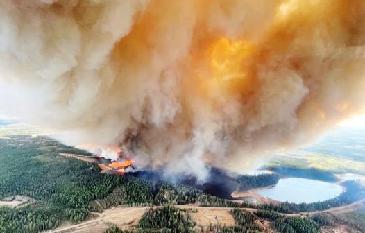 Chuva não consegue apagar os incêndios florestais no Canadá