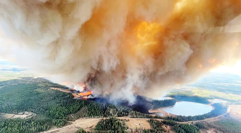 Chuva não consegue apagar os incêndios florestais no Canadá