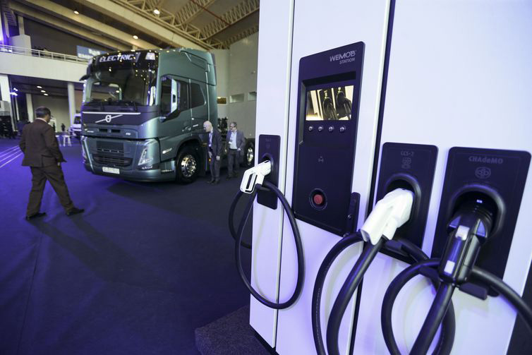 Governo vai investir na produção de carros elétricos