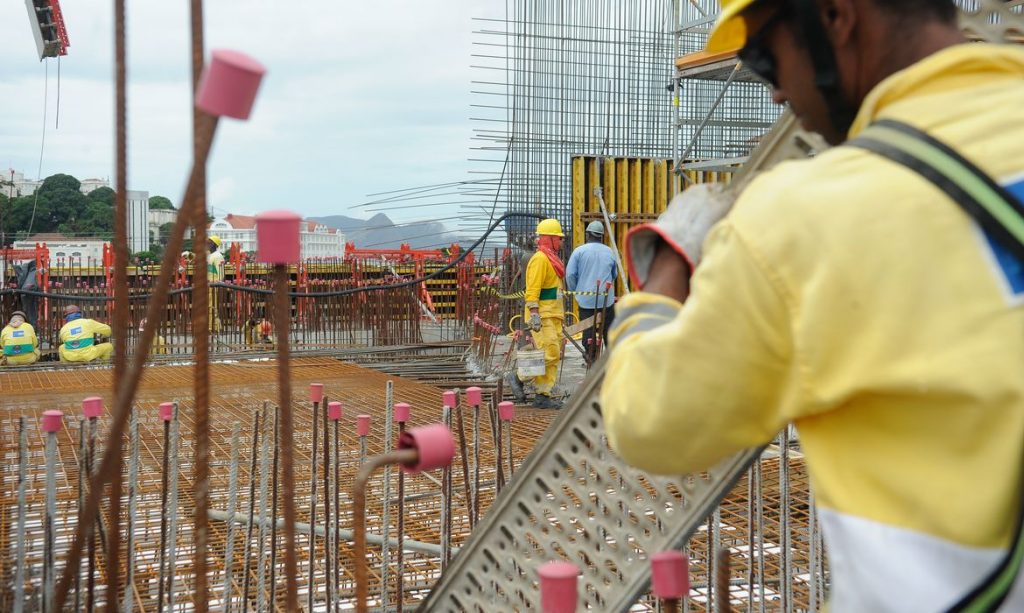 Indústria da construção está empregando mais no País