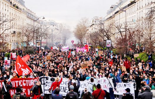 Manifestantes queimam escolas e delegacias em protesto por morte de jovem na França