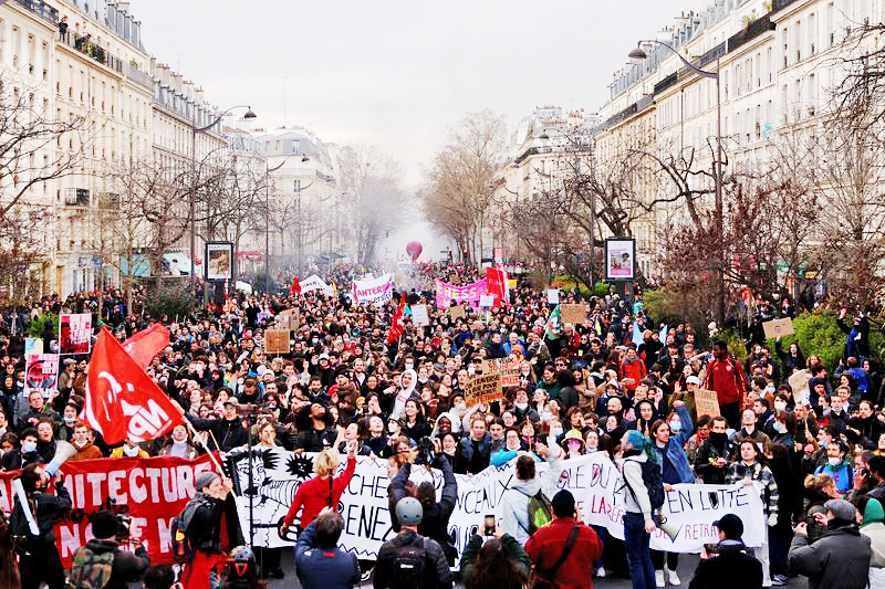 Manifestantes queimam escolas e delegacias em protesto por morte de jovem na França