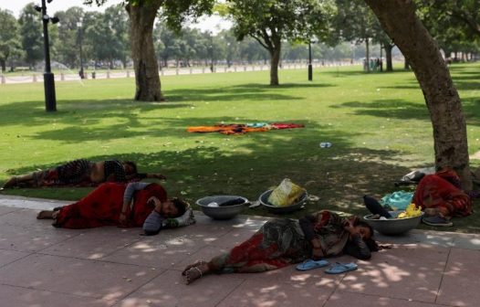 Onda de calor na Índia atinge até 44ºC e mata ao menos 96 pessoas