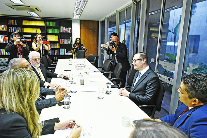 Zanin conversa com mais da metade dos senadores em dois dias em ofensiva por votos