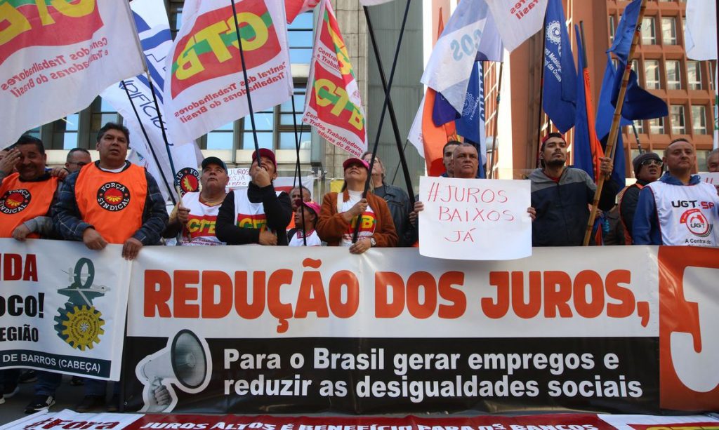 Centrais sindicais fazem protesto em SP contra juros altos