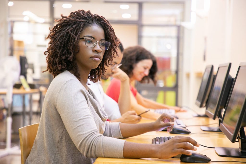 Mulheres negras recebem 48% do que ganham homens brancos