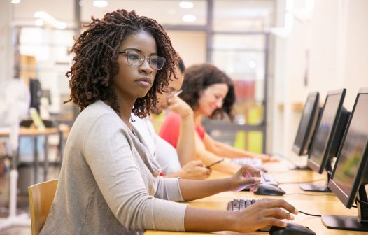 Mulheres negras recebem 48% do que ganham homens brancos