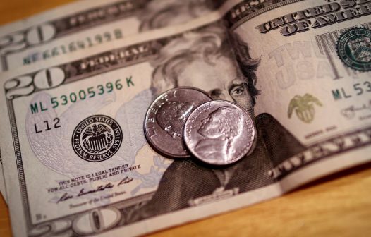 Dólar sobe a R$ 4,8029, em meio a alta global por Fed mais duro