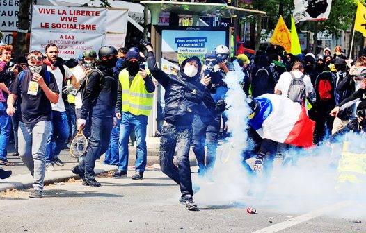 França vive terceira noite de protestos com 667 presos e fogo em prefeituras