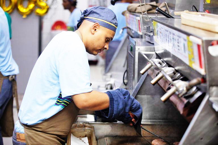 TST condena McDonald’s em R$ 2 milhões por trabalho em chapas e fritadeiras