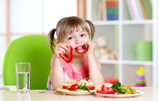 O papel da alimentação no desenvolvimento infantil e adolescente