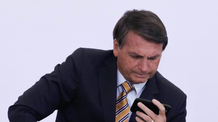 Comissão quer que Bolsonaro faça doação de parte dos milhões obtidos por Pix