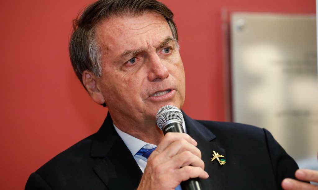 Bolsonaro entrega ao STF extratos de suas contas