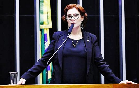 Carla Zambelli vai à PF, mas depoimento é adiado