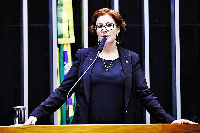 Carla Zambelli vai à PF, mas depoimento é adiado