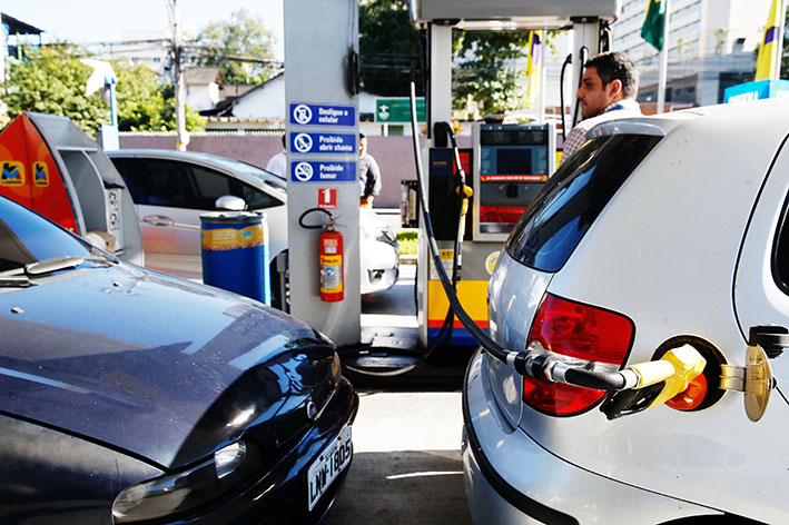 Preço da gasolina sobe para R$ 2,93 por litro nas refinarias