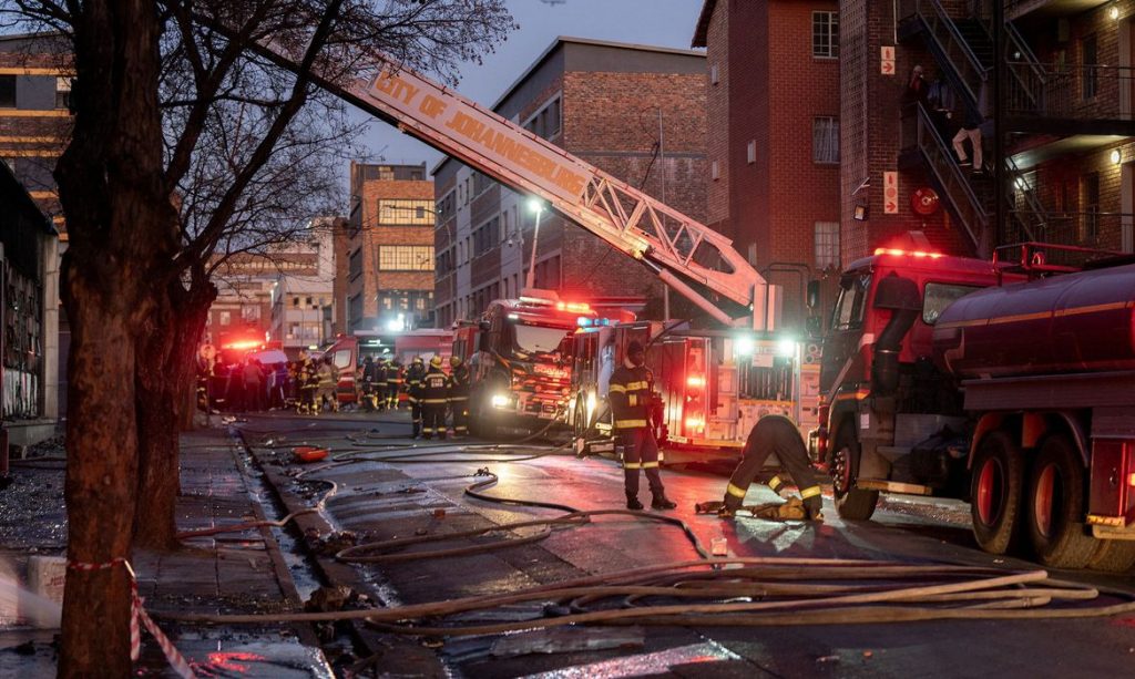 Incêndio em prédio deixa ao menos 73 mortos em Johannesburgo