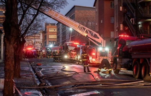 Incêndio em prédio deixa ao menos 73 mortos em Johannesburgo