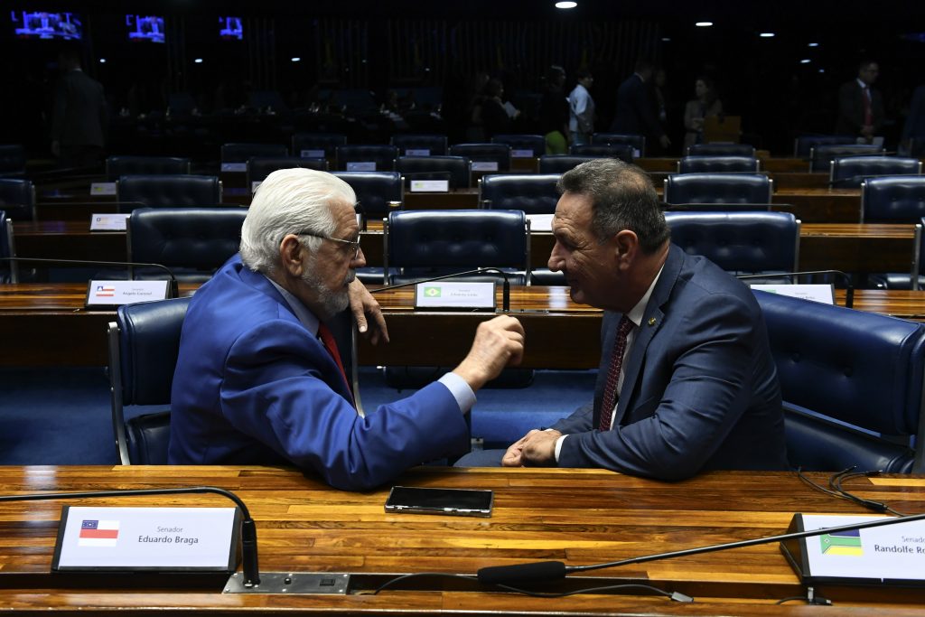 Senado aprova MP do salário mínimo com atualização da tabela do IRPF