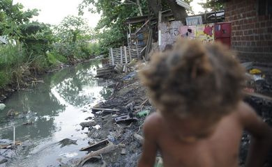 Cerca de 46,219 milhões de brasileiros viviam com algum grau de pobreza