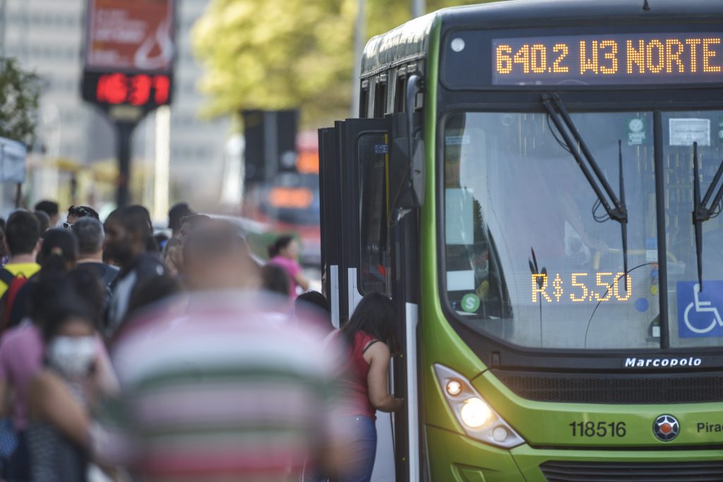 Redução da tarifa e tempo de espera motivariam uso do transporte público